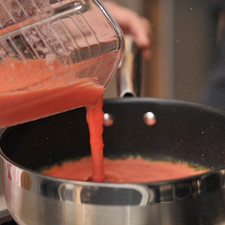Sofreír la salsa en una olla honda con aceite de oliva durante 5 minutos. S 1284 1475635966