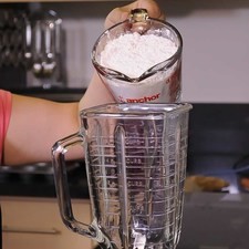 Colocar la harina para Hot Cakes Tres Estrellas en el vaso de la licuadora.
