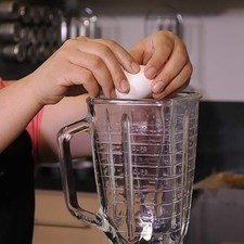 Añadir uno a unos los huevos.