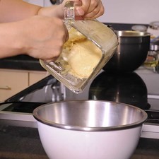 Vaciar la mezcla en una tazón grande.