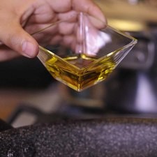 Calentar el aceite en una olla honda.