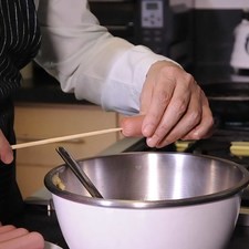 Insertar las salchichas en los palitos.