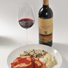 2. Flor de Guadalupe, 2005; Chateau Camou; Valle de Guadalupe; México. Mezcla de cabernet y Zinfandel en la que el Cabernet aporta un estructura tánica que marida con la carne y un sabor dulce al final que le otorga la uva Zinfandel y que combina perfecto con los ingredientes de esta preparación.