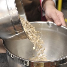 En un tazón incorporar Hojuelas de avena.