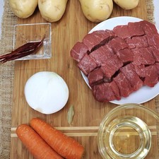Ingredientes para receta 4 piezas de papa blanca 500 gramos de pulpa de res 1/2 pieza de cebolla blanca 1 diente de ajo 1/2 taza de vino blanco 1 hoja de laurel 3 piezas de chile de árbol 1 cucharada de aceite de oliva 2 piezas de zanahoria sal al gusto pimienta negra molida al gusto