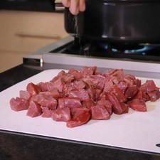 Picar la pulpa de res a tamaño bocado y salpimentar.