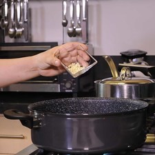 Calentar la cucharada de aceite y sofreír la cebolla y el diente de ajo durante un par de minutos.
