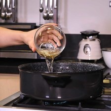 Agregar el vino blanco y dejar cocer durante 15 minutos tapado a fuego medio.