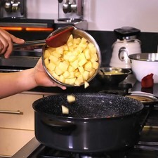 Añadir las papas, rectificar sazón y cocer hasta que queden al dente cuidando que no se recuezan.