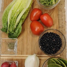 Ingredientes para receta 250 gramos de frijol negro Nuevo 1/4 pieza de cebolla blanca 3 piezas de jitomate guaje sal al gusto Ingredientes para acompañar 5 piezas de rábano 1 pieza de chile serrano 1 pieza de lechuga orejona orégano seco al gusto