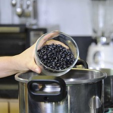 Cocer los frijoles con un poco de agua y sal en una olla de presión. Tapar la olla, sellar y poner en el número dos, calentar y a partir de que comience a silbar bajar el fuego y contar 25 minutos. Apagar el fuego y dejar enfriar completamente antes de abrir la olla.