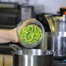 Cocer los nopales picados con un poquito de sal, durante 5 minutos. Escurrir y reservar.
