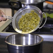 Mezclar en un tazón los nopales cocidos, cebolla picada.