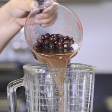 Moler una taza de los frijoles cocidos con una taza de agua en la licuadora.