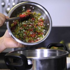 Agregar la ensalada de nopal revolver.