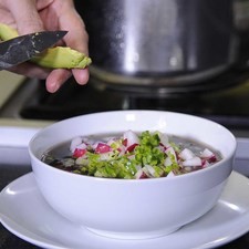 Acompañar con lechuga picada, rábano picado, chile serrano, orégano y aguacate picado.