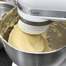 En el tazón de la batidora, colocar las 3 ½ tazas de harina restantes, batir con el azúcar, la sal y la ralladura de naranja utilizando el aspa de gancho durante 30 segundos. Agregar los huevos el 1/3 de taza de leche restante y la masa con levadura. Batir a velocidad baja hasta que la masa comience a incorporarse.