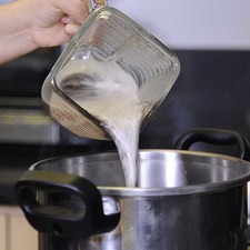 Regresar el frijol molido a la olla, rectificar sazón.
