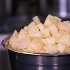 Cortar la cebolla en rodajas, la zanahoria, las papas en cubos medianos y picar finamente el diente de ajo.