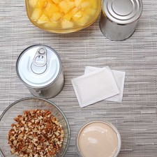 1 lata de leche evaporada 1 lata de leche condensada 1 lata de media crema 1 lata de piña en trozos 1/2 taza de nuez picada