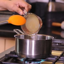 Calentar el almibar de la piña y ahi vaciar la grenetina previamente diluida. Esto lo agregamos a las tres leches y licuar otra vez.
