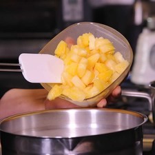 Vaciar al recipiente y agregar nuez y piña.