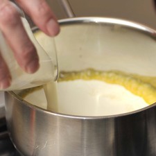 Añadir la crema y la media crema y mezclar bien sin dejar de mezclar. Llevar a fuego medio y continuar calentando hasta que espese a la consistencia deseada.