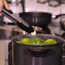Hervir los tomates verdes con el chile serrano y el diente de ajo en una olla con suficiente agua cuidando que no se rompan los tomates. Dejar enfriar