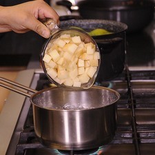 Picar las papas en cuadros y cocer durante 5 minutos, escurrir y reservar.