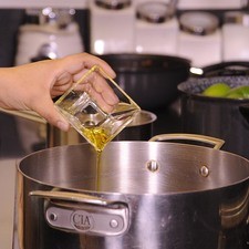 Calentar las dos cucharadas de aceite y sofreír las piernas de pollo hasta que se vean doradas.