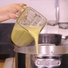 Añadir la salsa y sazonar con sal. Dejar cocer durante 25 minutos.
