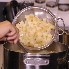 Agregar las papas cocidas, revolver y rectificar sazón,