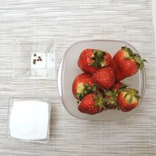 Ingredientes: 12 piezas de fresas desinfectadas (frescas o congeladas) 8 piezas de pimienta negra entera 6 cucharadas de azúcar blanca