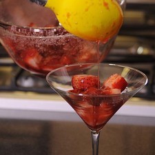 Aplastar las pimientas con un cuchillo. Servirlas fresas en copas y espolvorear la pimienta.