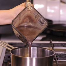 Moler los frijoles en la licuadora. Sofreír los frijoles molidos con una cucharada de aceite, sazonar con sal y reservar.