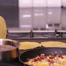 Calentar las tortillas sobre el comal.