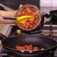 Sofreír el chorizo desmenuzado en un sartén durante unos minutos.