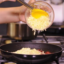 Agregar el queso y dejar que gratine.