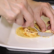 Rellenar con la mezcla de chorizo con queso.