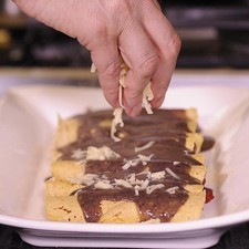 Colocarlas en un platón y bañarlas con la salsa de frijol.