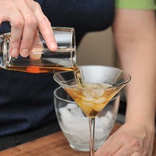 Servir en la copa martinera con hielos el mezcal, el vermut y el coñac.