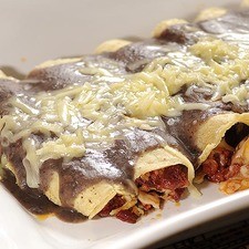 Servir calientes decoradas con un poquito de queso.