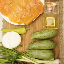 Ingredientes para receta 4 piezas de milanesa de pollo 4 dientes de ajo 1 manojo de perejil fresco 4 piezas de cebollita de cambray 1/2 pieza de cebolla blanca 3 piezas de calabacita italiana 1 pieza de chile güero 1 pieza de pimiento morrón verde 2 cucharadas de aceite de oliva S 12986 1475615083