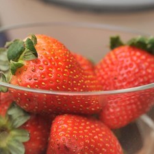 Desinfectar las fresas en otro tazón, cortarles el pedúnculo y partirlas en cuartos. Pelar las mandarinas y desprender los gajos. Cortarlos a la mitad y retirarles las semillas. Colocar el queso de cabra en el congelador durante 10 minutos.