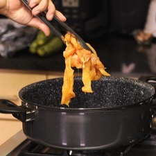Sofreír el pollo sólo hasta que no se vea rojo. S 12991 1475614780
