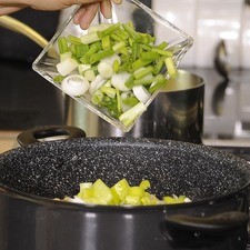 Agregar cebolla cambray, calabacita, moviendo constantemente para integrar los ingredientes durante 5 minutos. S 12994 1475616129