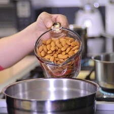 Para pelar las almendras, poner agua a hervir. .Cuando suelte el hervor agregar las almendras y dejar remojar 1 minuto. S 13011 1475616192