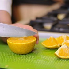 Cortar la naranja en 8 partes, retirar las semillas y el ombligo. S 13014 1475616031