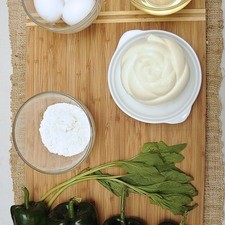 Ingredientes para receta 4 piezas de chile poblano 400 gramos de queso oaxaca 2 tazas de frijoles negros cocidos 2 ramas de epazote 3 piezas de huevo 1/2 taza de harina de trigo sal al gusto aceite vegetal comestible al gusto 1 pieza de bolsa de plástico