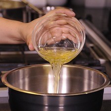 Colocar las claras de huevo en un tazón y un poco de sal, batir con la ayuda de la batidora hasta punto de turrón.